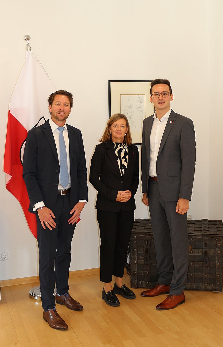 © BH Imst/Rauch Bürgermeister Maximilian Riml mit Bürgermeisterstellvertreter Bernhard Gamper bei der Angelobung mit Bezirkshauptfrau Eva Loidhold in einem Büro in der Bezirkshauptmannschaft