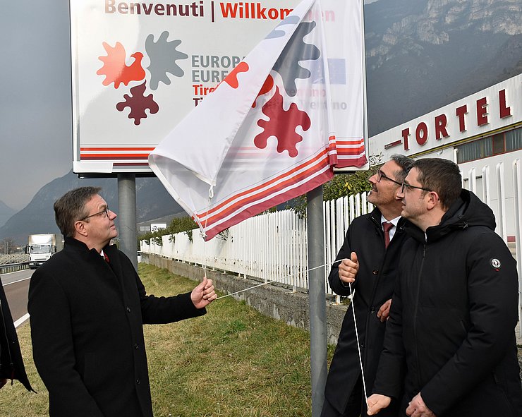 Die drei Landeshauptleute Platter, Kompatscher und Fugatti enthüllen die Willkommenstafel bei Borghetto.