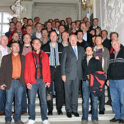 Landtagspräsident Herwig van Staa mit den Mitarbeitern des Baubezirksamtes Imst.