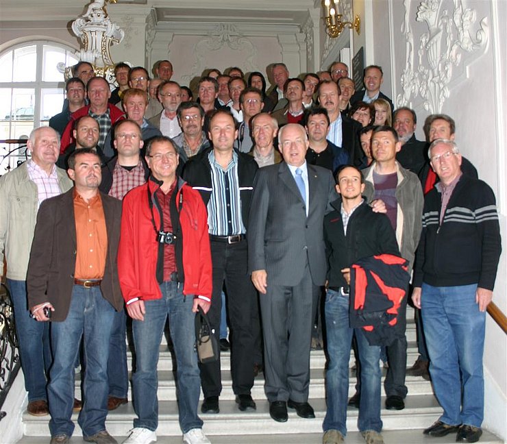 Landtagspräsident Herwig van Staa mit den Mitarbeitern des Baubezirksamtes Imst.