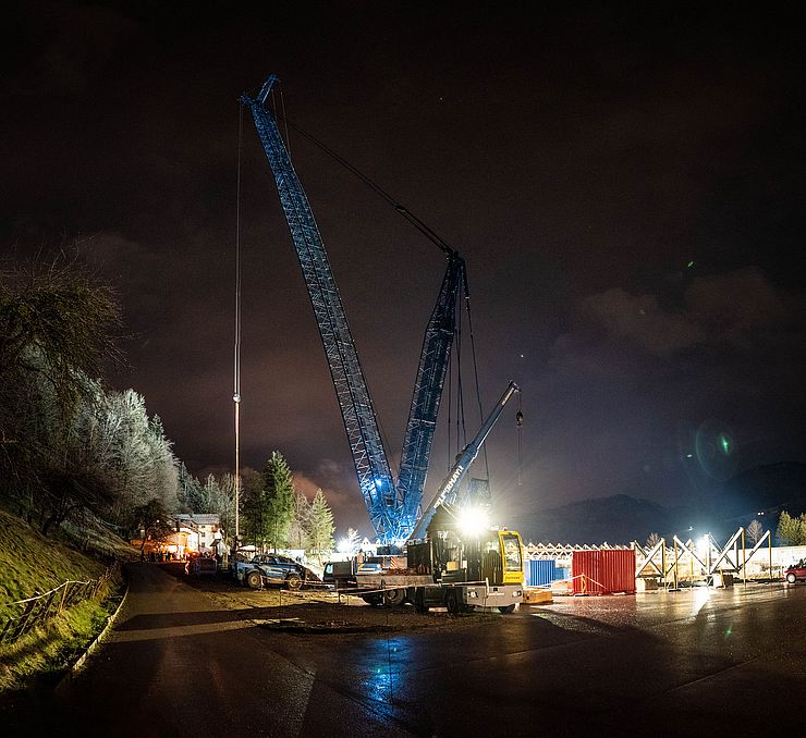 Bauarbeiten am Innsteg in Erl. Innerhalb von drei Nächten wurden die neue Brückenteile mittels Raupenkran wieder eingehoben. 