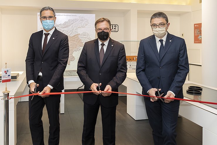 Der Euregio-Infopoint in der Innsbrucker Wilhelm-Greil-Straße wurde heute feierlich eröffnet: V.li. Arno Kompatscher, Günther Platter und Maurizio Fugatti