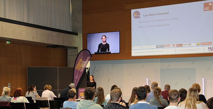 Jugendliche spricht vor Publikum