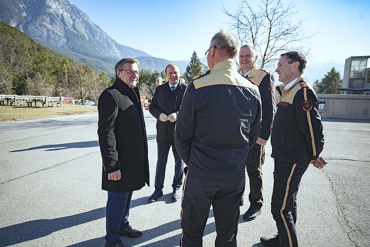 LH Platter und Feuerwehrleute im Freien stehend