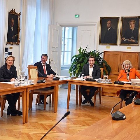 Beate Palfrader (rechts) mit VertreterInnen des Wohnbauförderungskuratoriums