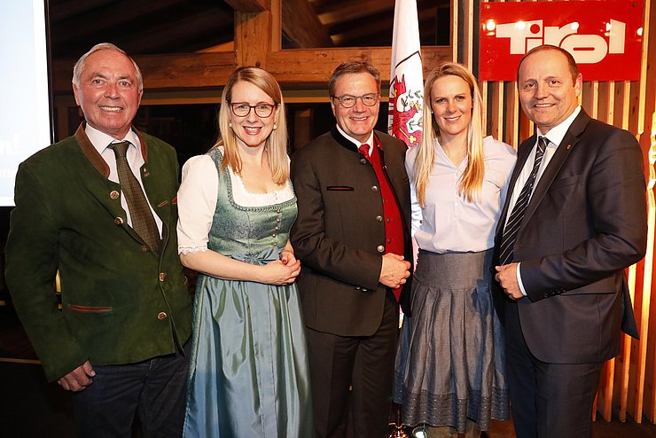 (v.li.): Skilegende Karl Schranz, Wirtschaftsministerin Margarete Schramböck, LH Günther Platter, Ex-Skirennläuferin Nicole Hosp und Sportlandesrat LHStv Josef Geisler. 