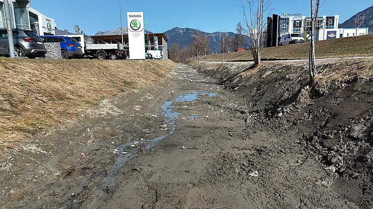 Blick auf das geräumte Bachbett (Anmerkung: Der Mühlbach führt in diesem Abschnitt nur Wasser bei starken Regen !!!)