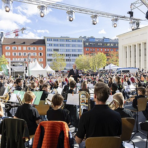 LH Mattle dirigierte nicht nur den Tag der offenen Tür 2024 im Landhaus, sondern auch eine Musikkapelle auf der Landhausbühne.