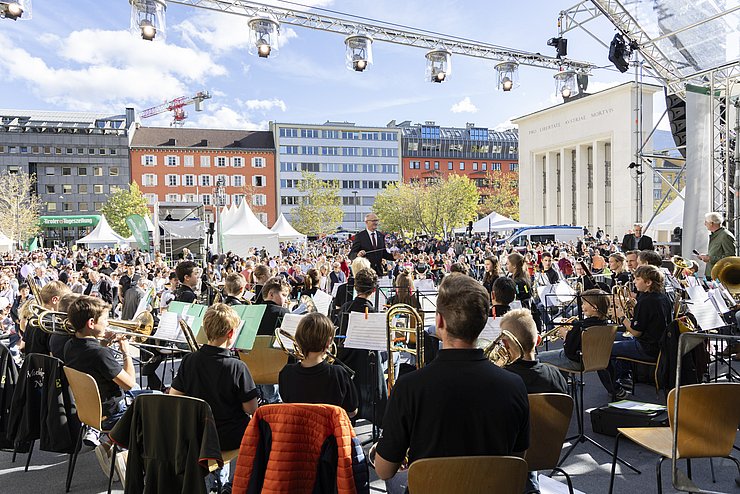 LH Mattle dirigierte nicht nur den Tag der offenen Tür 2024 im Landhaus, sondern auch eine Musikkapelle auf der Landhausbühne.