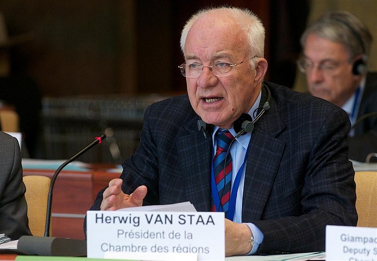 Kongresspräsident van Staa bei der Vorsitzführung