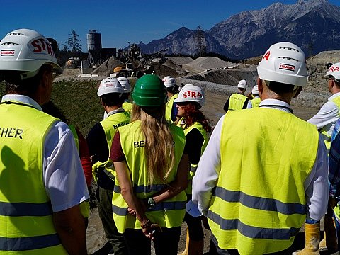 Mitglieder des Verkehrsausschusses bei der Besichtigung der BBT-Baustelle.