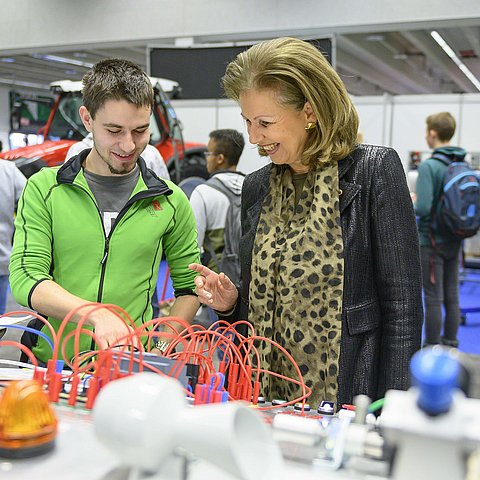 Landesrätin Zoller-Frischauf machte sich am Tag der Lehre ein Bild von der Lehrarbeit der Elektro- und der MetalltechnikerInnen. 