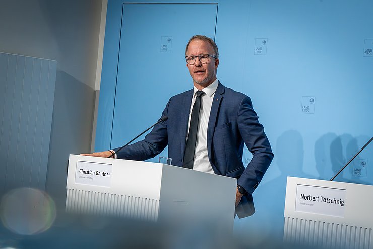 © Land Tirol/Neuner Mann redet an Rednerpult