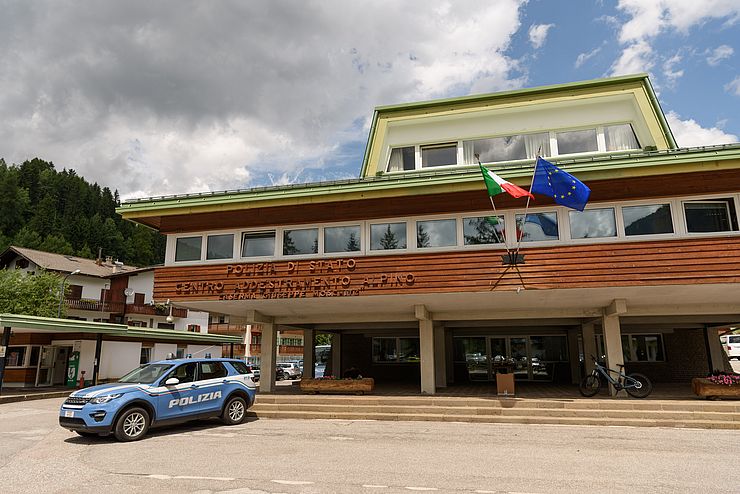 Das Gebäude des Alpinen Trainingszentrums der Staatspolizei in Moena/Trentino.