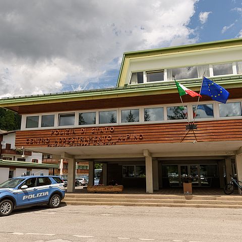 Das Gebäude des Alpinen Trainingszentrums der Staatspolizei in Moena/Trentino.