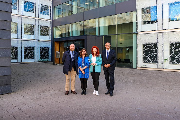 Gruppenfoto vor der finnischen Bildungsagentur. Von links nach rechts ist Erik Immonen der Österreichischen Botschaft, Projektkoordinatorin der Bildungsagentur, Landesrätin Hagele und Landeshauptmann Mattle zu sehen.
