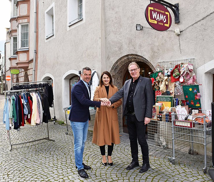 Geschäftsführer Christian Kammeringer, LRin Astrid Mair und Christian Margreiter, Bürgermeister von Hall stehen vor dem WAMS-Laden in Hall