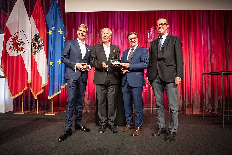 von links: Club Tirol-Präsident Hadschieff, Christoph Huber, LH Platter, Herbert Tilg (Laudator von Christoph Huber). © Land Tirol/Trippolt