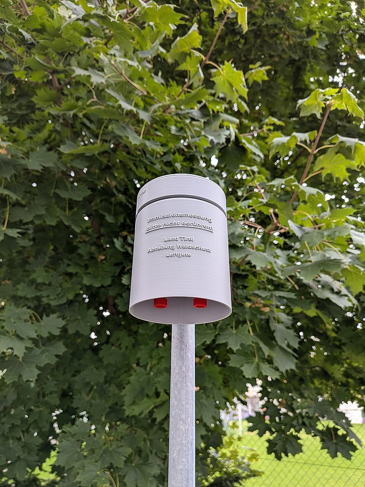 Kleine Plastikbüchse auf Laternenmast