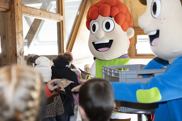 Nach dem Schulfest wurde an alle 200 Volksschulkinder das brandneue „Tiroler Vorlesebuch“ verteilt.