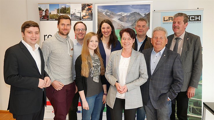 LTPin Sonja Ledl-Rossmann (2. v. r.) mit Abgeordneten und einer Klubmitarbeiterin des Tiroler Landtages,  BM Helmut Mall, BH Markus Maaß und dem ehemaligen Geschäftsführer Siegfried Gohm