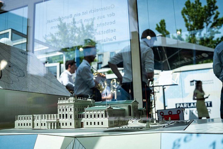 Die Wanderausstellung "Parlament on Tour" stoppt bis 7. Juli in Innsbruck.
