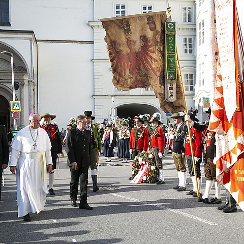 Schützen und Musik vor der Hofburg