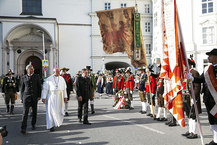 Schützen und Musik vor der Hofburg