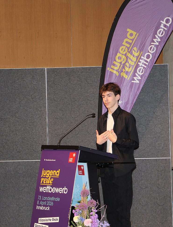 Jugendlicher spricht in Mikrofon