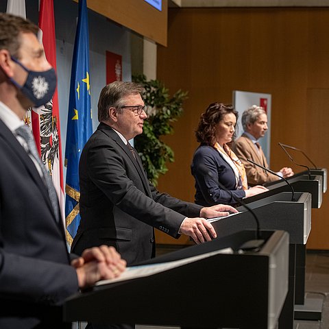 Pressekonferenz mit Landesamtsdirektor Herbert Forster, LH Günther Platter, LHStvin Ingrid Felipe und Dr. Günter Weiss. 