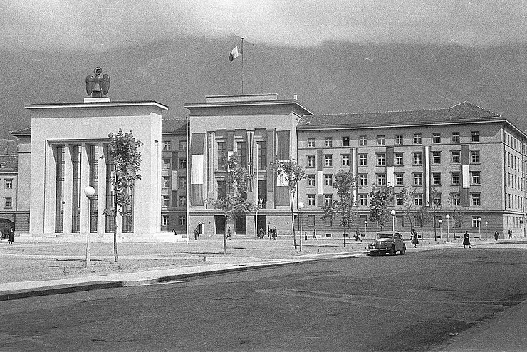 Fahnen der Befreier: Die Fahnen Österreichs und der Besatzungsmächte am Neuen Landhaus nach 1948