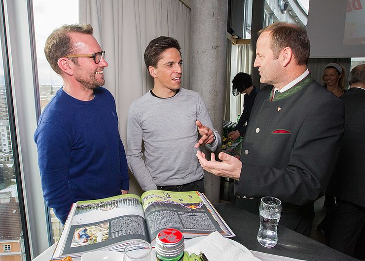 LHStv Josef Geisler (re.) im Gespräch mit den Radprofis Georg Totschnig (li.) und Thomas Rohregger, die sich bereits auf die heurige Rad-WM freuen.