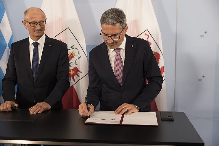 Alle drei Länderchefs unterzeichneten das Positionspapier. Im Bild Südtirols LH Arno Kompatscher. 