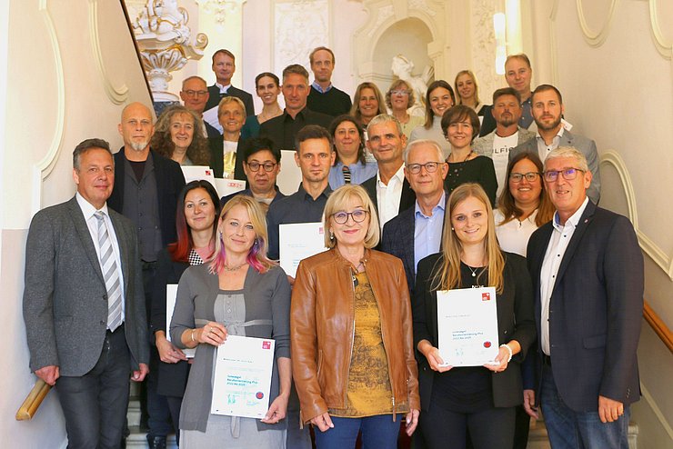 Die VertreterInnen der ausgezeichneten Schulen mit Bildungsdirektor Paul Gappmaier (li.), Bildungs- und Arbeitslandesrätin Beate Palfrader (mi.), Werner Mayr (Leiter pädagogischer Dienst Bildungsdirektion, 4. v. re.) und Wolfgang Haslwanter (Pädagogischer Dienst Bildungsdirektion, re.). 