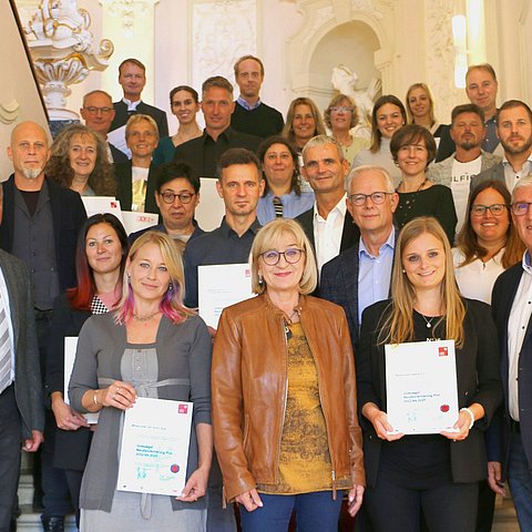 Die VertreterInnen der ausgezeichneten Schulen mit Bildungsdirektor Paul Gappmaier (li.), Bildungs- und Arbeitslandesrätin Beate Palfrader (mi.), Werner Mayr (Leiter pädagogischer Dienst Bildungsdirektion, 4. v. re.) und Wolfgang Haslwanter (Pädagogischer Dienst Bildungsdirektion, re.). 