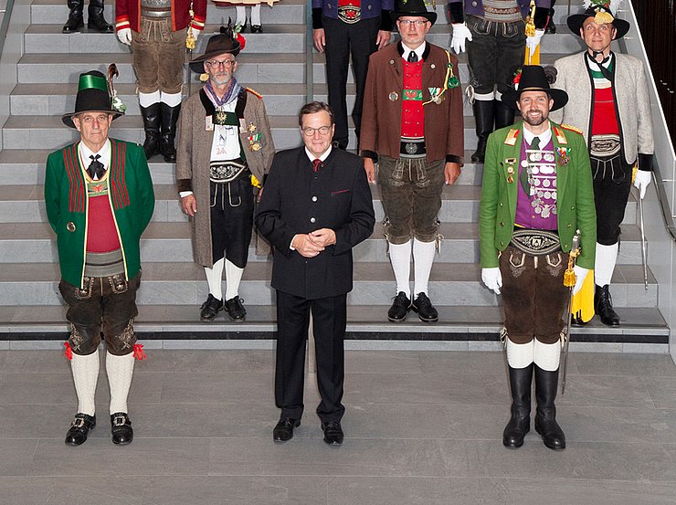 LH Günther Platter (Mitte) mit dem neuen Landesschützenkommandanten Thomas Saurer (rechts vorne) und dessen Vorgänger Fritz Tiefenthaler (vorne links).