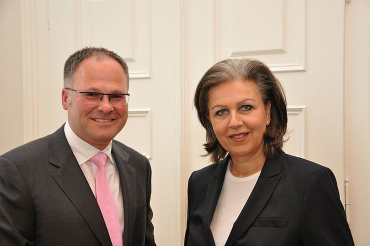 CMI-Direktor Christian Mayerhofer und Wirtschaftslandesrätin Patrizia Zoller-Frischauf freuen sich auf die 18 Faschingsbälle im Congress und in der Messe Innsbruck.