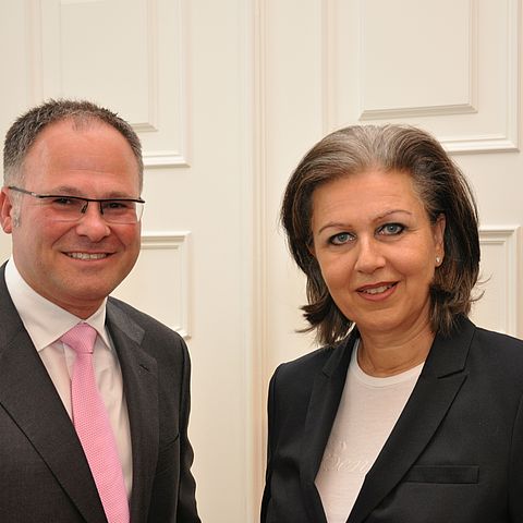 Wirtschaftslandesrätin Patrizia Zoller-Frischauf gratuliert CMI-Direktor Christian Mayerhofer zur Erfolgsbilanz der CMI.