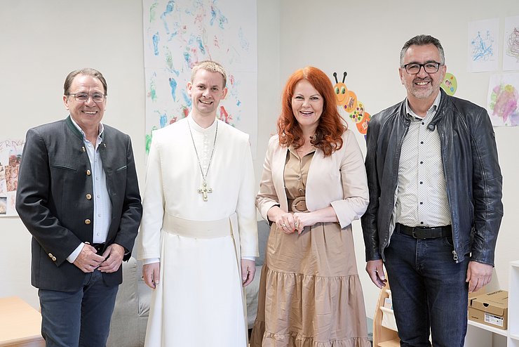 In Gries im Sellrain ist die Kinderkrippe direkt im Widum angesiedelt – dank einer Partnerschaft mit dem Stift Wilten. Im Bild (v. l.): Anton Schiffmann (Bürgermeister St. Sigmund im Sellrain), Abt Leopold Baumberger, LRin Cornelia Hagele und Hans Motz (Bürgermeister Gries im Sellrain).