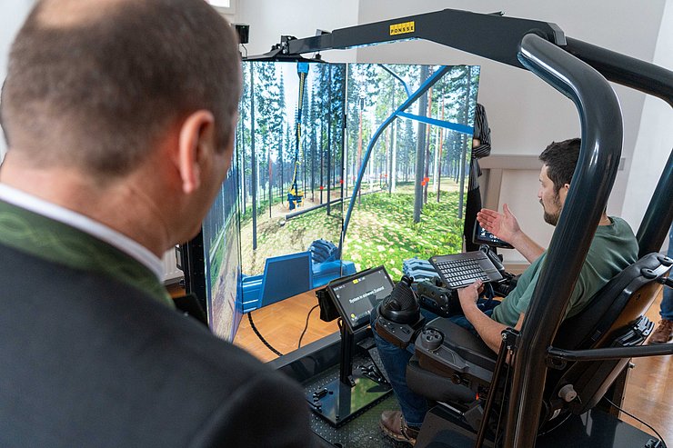 © Land Tirol/Hörmann Mit dem neuen Harvester-Simulator können sämtliche Arbeitsschritte der vollautomatisierten Holzernte realitätsnah trainiert werden.