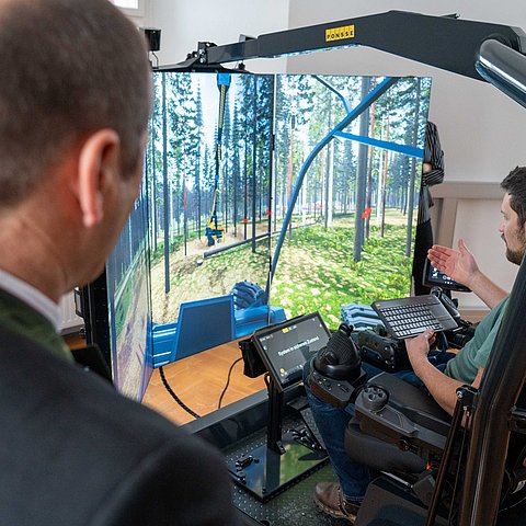 Mit dem neuen Harvester-Simulator können sämtliche Arbeitsschritte der vollautomatisierten Holzernte realitätsnah trainiert werden.