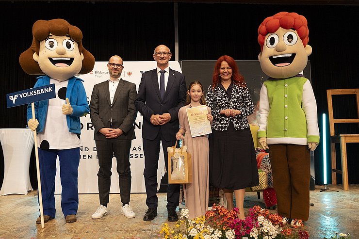 Sandra Weber erhielt als Überraschung einen Spezialpreis von der Volksbank (im Bild mit Harald Stock (2. v. l.) und den beiden Maskottchen Klara und Anton). 