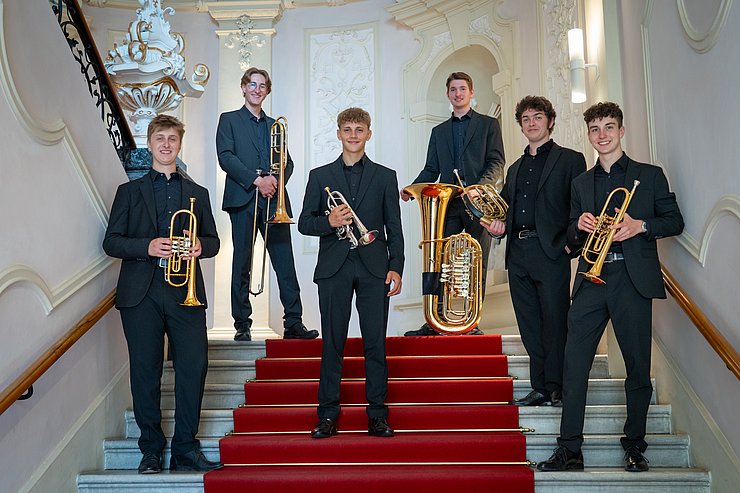 © Land Tirol/Neuner Die sechs Musiker stehen auf der großen Stiege im Alten Landhaus.