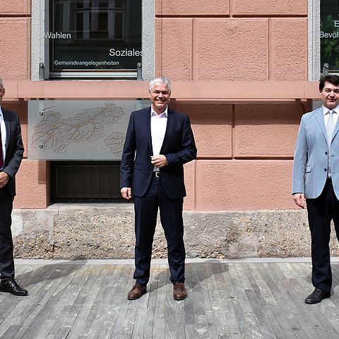 Manfred Schafferer, Bürgermeister von Absam (rechts) und Max Unterrainer, erster Vizebürgermeister von Absam (links) wurden von BH Michael Kirchmair (Mitte) angelobt.