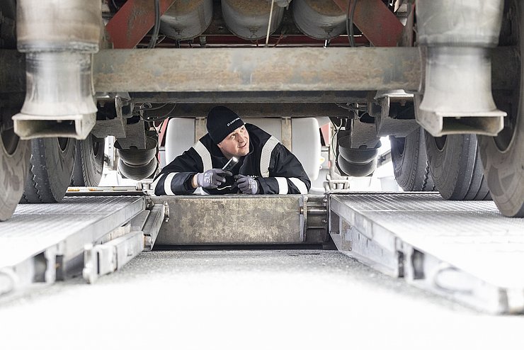 Techniker unter Lkw