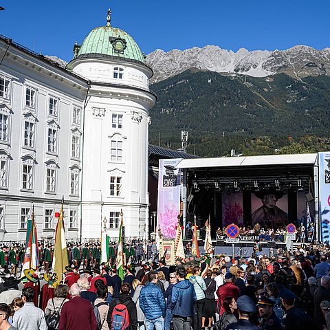 Kaiserwetter und zahlreiche BesucherInnen beim Auftakt zum Abschlussfest des Maximilianjahres und dem Startschuss für die Euregio-Präsidentschaftsübernahme. 