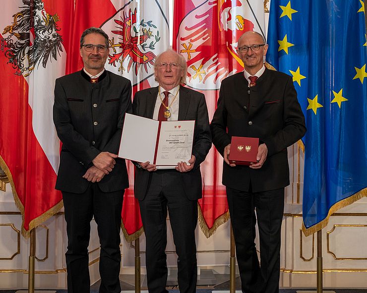 Ausgezeichnet wurde Artur Wechselberger, früherer Präsident der Tiroler und Österreichischen Ärztekammer, von LH Anton Mattle und LH Arno Kompatscher (li.).