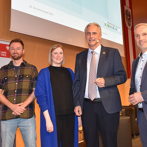 Die ExpertInnen bei der Seniorenenquete v. li. Georg Gierzinger (Psycho- und Sexualtherapeut), Stefanie Bobory (Psycho- und Sexualtherapeutin), Germar-Michael Pinggera (Oberarzt Klinik Innsbruck, Vorstand Arbeitskreis Andrologie und sexuelle Funktionsstörung der Österreichischen Gesellschaft für Urologie und Andrologie) und Gerhard Müller (Universitätsprofessor und Vorstand Departement für Pflegewissenschaft und Gerontologie Private Universität für Gesundheitswissenschaften und -technologie GmbH/UMIT Tirol).