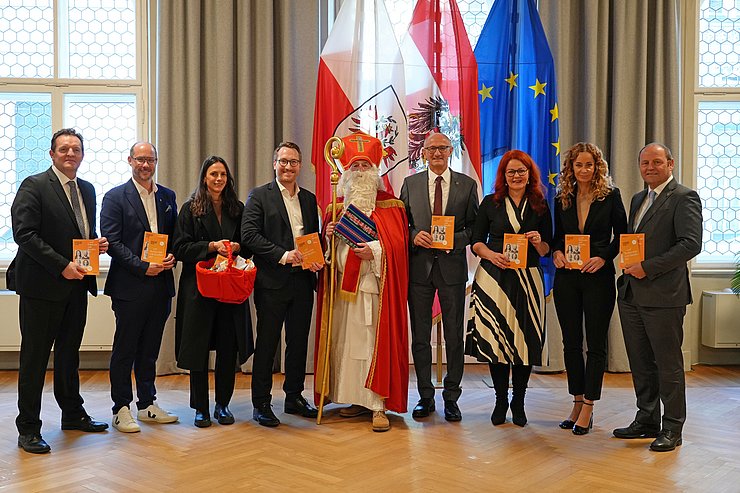 Mehrere Menschen posieren für ein Gruppenbild.