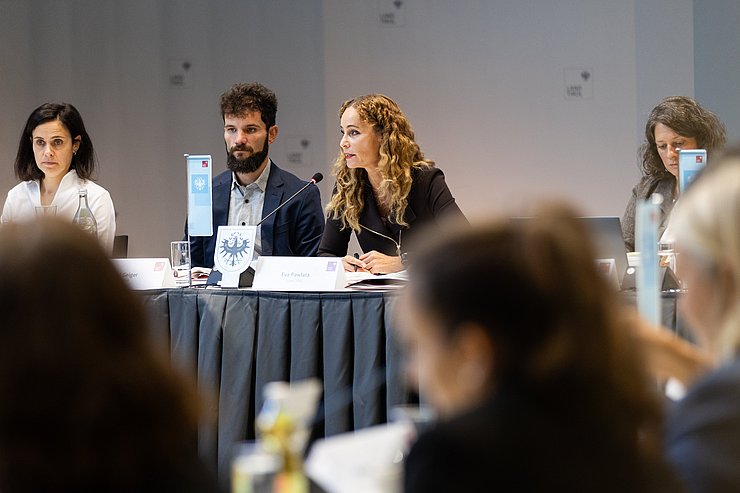 © Land Tirol/Steinlechner LRin Pawlata beim Sprechen